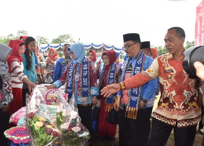 TINJAU: Asisten III Pemkab Lampura H. Efrizal Arsyad didampingi Deputi Bidang KB-KR BKKBN selaku pembina wilayah Provinsi Lampung Dwi Listyawardani saat meninju Stan usai acara Pencanangan Kampung Keluarga Berencana (KB) di Dusun III Desa Buring Kencana Kecamatan Blambangan Pagar, kemarin (16/11). Foto Humas Pemkab Lampung Utara