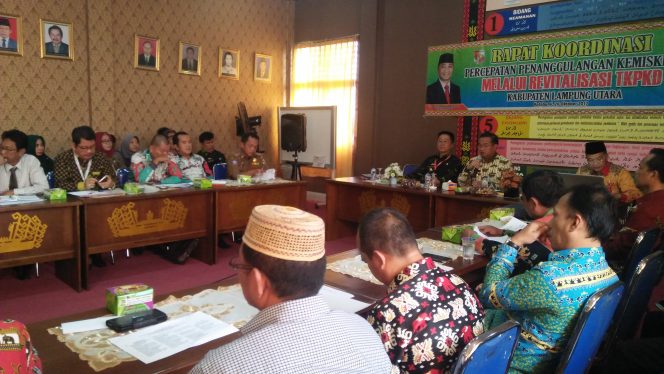 
 5. Ketua TKPKD Lampura dr.H. Sri Widodo M.Kes., SP.PD. FINASIM didampingi Kepala Bappeda(Revitalisasi TKPKD) H. Syahrizal Adhar S.H.M.M., ketika memberikan pemaparan saat Rakor Percepatan Penanggulangan Kemiskinan di Aula Bappeda Lampura.