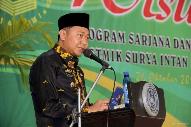 
 Caption : Bupati Lampura, Hi. Agung Ilmu Mangkunegara, saat menyampaikan sambutannya dalam acara wisuda mahasiswa STMIK Surya Intan Kotabumi, Kamis(26/10). Foto Riduan 