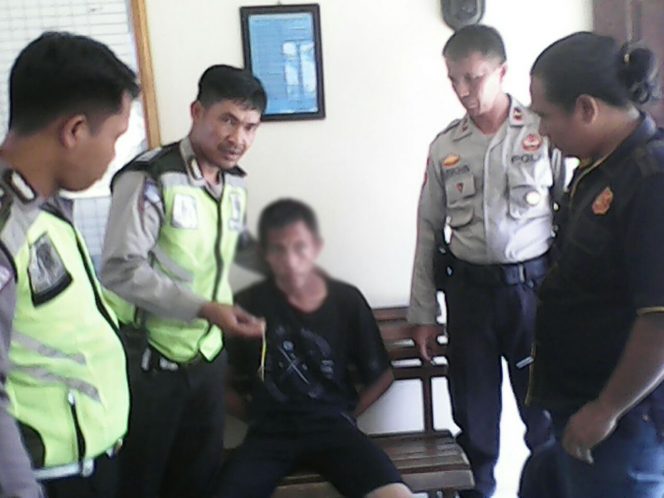 
 TM Pelaku Jambret, saat diamankan anggota Sat-Lantas Polres Lampura, kemarin(25/10). Foto CW7