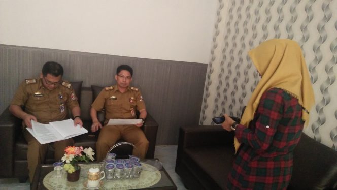 
 Foto RIA  Diwawancarai: Kabid Perizinan Ekonomi dan Pembangunan DPMPTSP Lampura iJuni Riadi didampingi Rinaldi Kasi Bangunan Komersil saat diwawancarai awak media terkait IMB, selasa(31/10).
