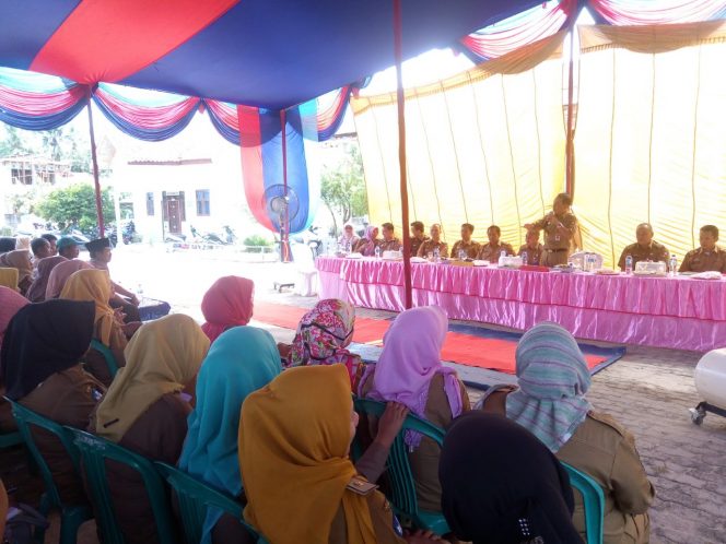 
 Foto RIA  Kadisdibud Lampura Suwandi saat memberikan arahan di SDN 4 Negara Ratu Kecamatan Sungkai Utara, kemarin(16/10).
