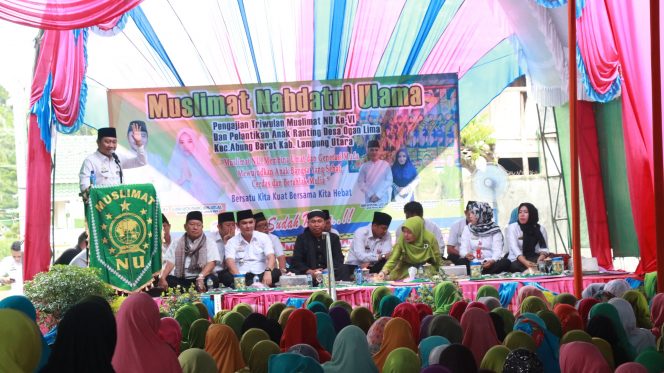 
 Bupati Lampura Hi.Agung Ilmu Mangkunegara saat menyampaikan sambutan pada acara Pengajian Triwulan Pimpinan Anak Cabang Muslimat NU di Desa Ogan Lima Kecamatan Abung Barat, kemarin(18/10).foto Humas Pemkab Lampung Utara