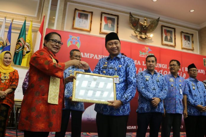 Terima Penghargaan (1)