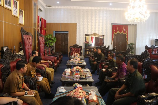 
 Foto Humas Pemkab Lampung Utara  Bupati Lampura Hi. Agung Ilmu Mangkunegara saat Beraudensi dengan Ketua KBTM Hi. Imam Hanafi dan para anggotanya di Rumdis Bupati, kemarin(16/10).
