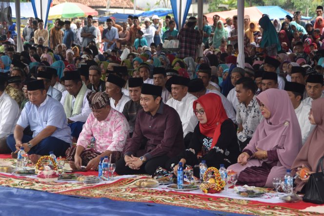 
 Foto Humas Pemkab Lampung Utara  Hadiri: Bupati Lampura Hi. Agung Ilmu Mangkunegara didampingi Ketua TP-PKK Hj. Endah Kartika Prajawati saat menghadiri Pengajian Akbar di Kecamatan Bunga Mayang, kemarin(22/10).