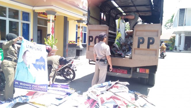 
 Foto RIA  Hasil Penertiban: Para anggota Satpol-PP Lampura saat menurunka hasil penertiban Bener dan Baleho di tiga titik. Foto dibidik di depan kantor Satpol-PP, kemarin(24/10).