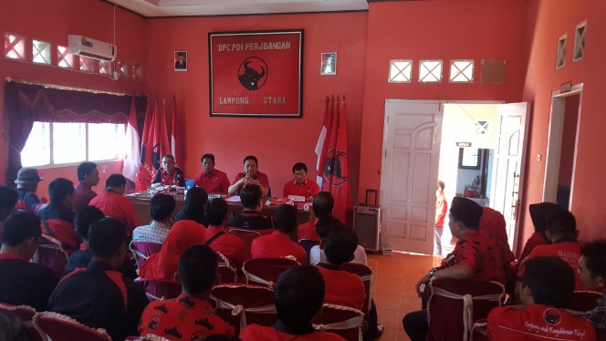 
 Foto Riduan 
Ketua DPC PDIP Lampura, Drs.Hi. Zainal Abidin, M.M., saat memimpin rapat internal dengan 23 PAC, di kantornya, kemarin(16/10).
