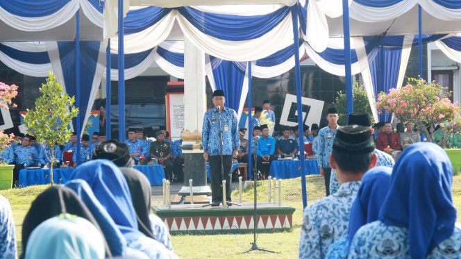 
 Foto Humas Pemkab Lampung Utara  Bupati Lampung Utara Hi. Agung Ilmu Mangkunegara saat menjadi Inspektur Upacara Peringatan Hari Sumpah Pemuda ke-89 Tahun 2017 tingkat Lampura di Halaman Pemkab, kemarin(30/10).
