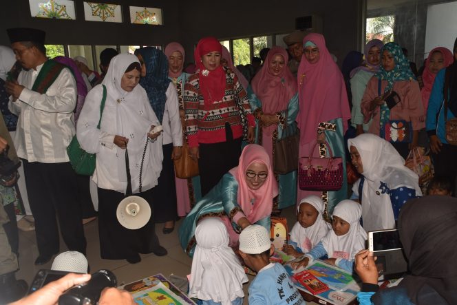 
 Tinjau Lomba: Ketua LASQI Kabupaten Lampura  Hj. Endah Kartika Prajawati Agung, S.STP.,M.H., saat meninjau perlombaan pada peringatan Hari Santri, di Islamic Center Kotabumi, kemarin(18/10).
Foto Humas Pemkab Lampung Utara
