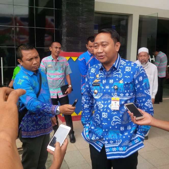 
 Foto IST  Bupati Lampung Utara Hi.Agung Ilmu Mangkunegara memberikan penjelasan terkait ungkapan Lampura Bangkrut, dihadapan sejumlah awak media, kamis(9/11).