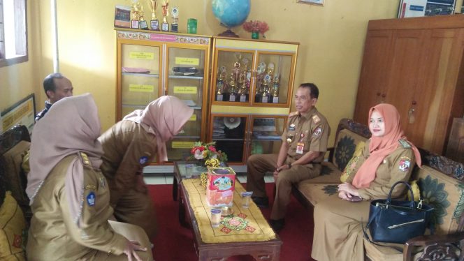 
 Foto RIA  Bincang-bincang: Kadisdikbud Lampura Suwandi didampingi Kasi SD Dian Ratna Hapsari dan Kasi Sarpras Oman saat berbincang-bincang dengan Kepsek SD 6 Kelapa Tujuh Ema. Foto dibidik, Selasa(28/11).