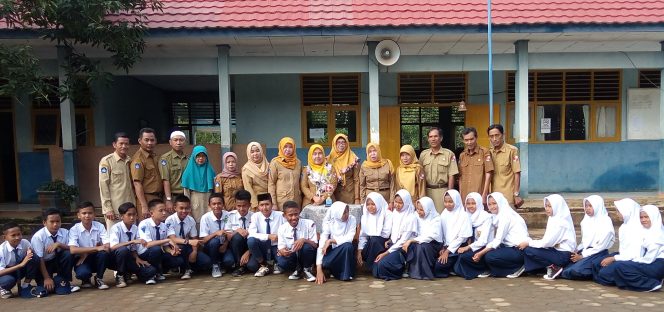 
 Foto Riduan
Caption Foto Bersama : Para pelajar dan dewan guru SMPN 09 Kotabumi, berpose bersama, seusai upacara bendera, senin(27/11)
 