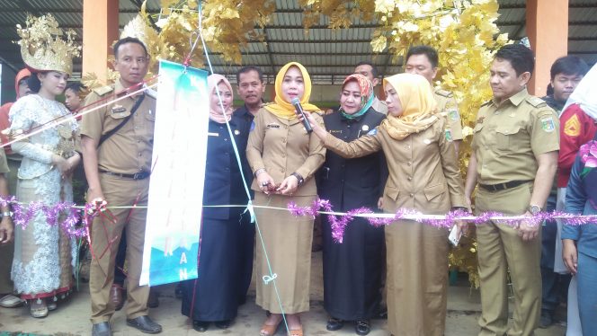 
 Foto RIA  Tinjau: Kepala SMAN 3 Kotabumi Mike M.Pd., didampingi Anggota DPRD Hj. Sandy Juwita dan Helda Maria saat menggunting pita tanda dibukanya SMANThree Exspress dan Bazzar Kewirausahan, selasa(21/11).