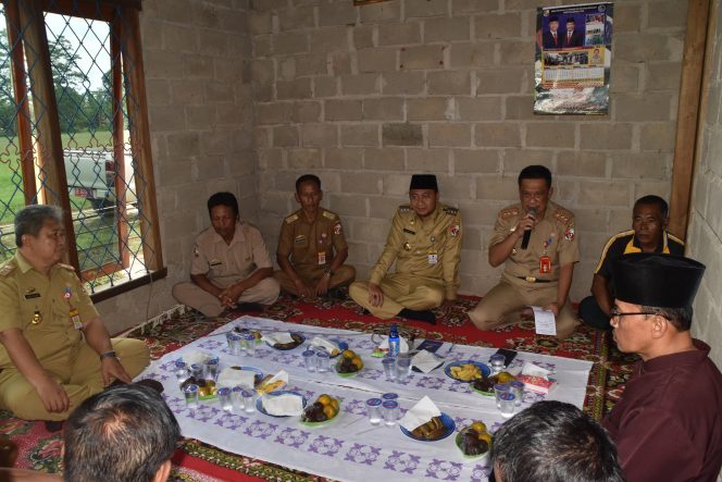 
 Foto Humas Pemkab Lampung Utara  Silaturahmi:Bupati Lampura Hi.Agung Ilmu Mangkunegara didampingi Kadis Pertanian dan Peternakan Sofyan saat melakukan silaturahmi dengan Gabungan Kelompok Tani (Gapoktan) Desa Purba Sakti Kecamatan Abung Surakarta, Senin (13/11).