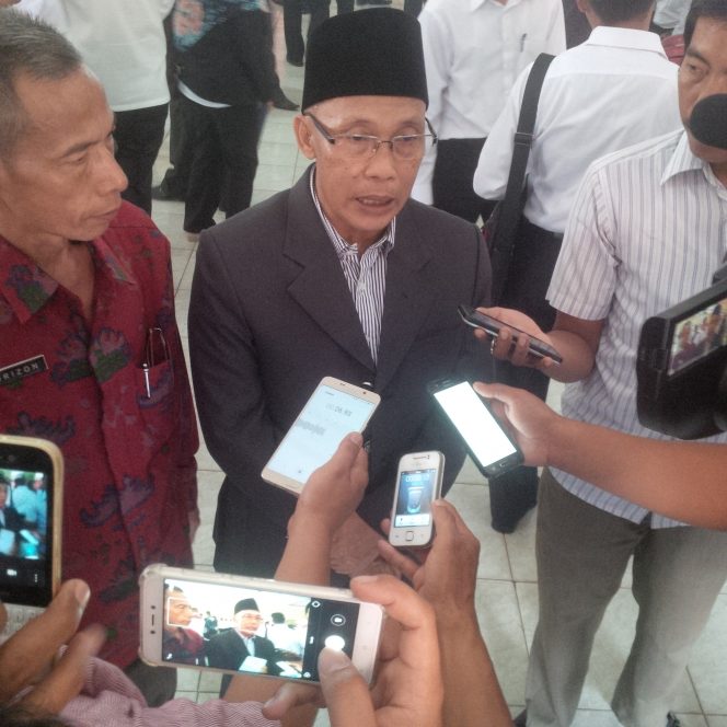 
 Foto Riduan 
Ketua KPUD Lampura Hi. Marthon, didampingi Sekretarisnya Horizon, saat diwawancarai seputar rekrutmen anggota PPK, di Aula Hotel Cahaya Kotabumi, Sabtu(04/11).