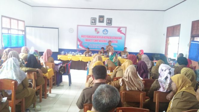 
 Foto RIA  Berikan Pemaparan: Kadisdikbud Lampura Suwandi didampingi Sekretarisnya Saiful Nawas dan Ketua MKKS SMP Nizar saat memberikan pemaparan terkait Permendikbud di SMP 1 Abung Tengah, senin(27/11).
