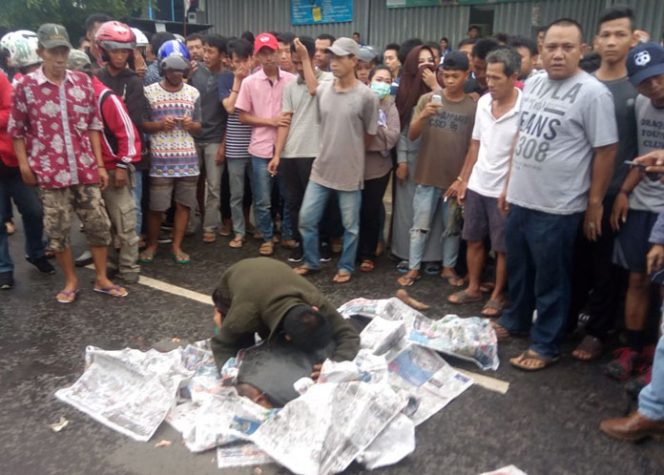 
 Jenazah Korban Lakalantas tergeletak di Jalan Alamsyah RPN dipeluk oleh sang anak yang menangis histeris.