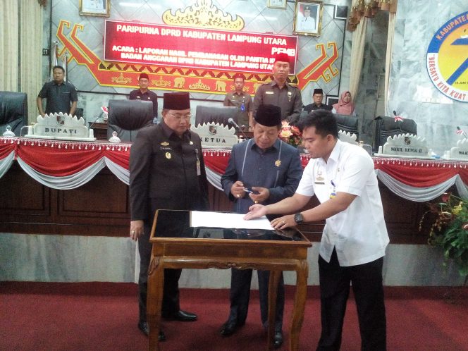 
 Foto Heri Maulana 
Caption : Ketua DPRD Lampura, Hi. Rahmat Hartono saat menandatangani persetujuan bersama RAPBD Lampura 2018, dalam sidang paripurna Rabu (27/12).
