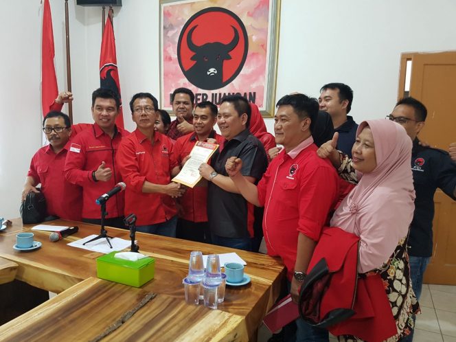 
 Foto IST 
Caption : Ketua DPC PDIP Lampura Hi. Zainal Abidin, menunjukan rekomendasi yang dikeluarkan DPP PDIP untuk Calonkada Lampura 2018, Selasa(26/12).
 