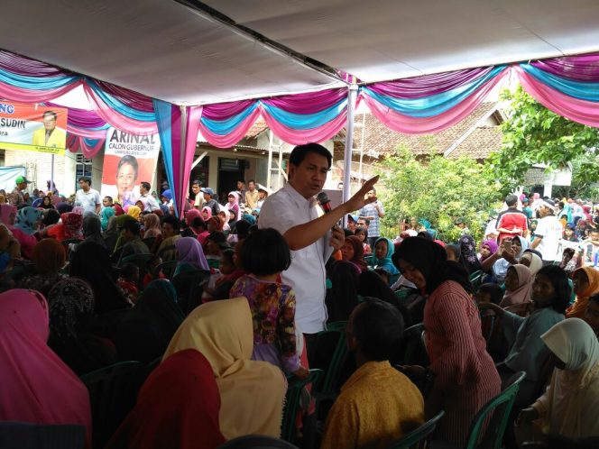 
 Foto Riduan 
Caption : Anggota DPR RI Aziz Syamsudin, saat menyapa masyarakat di Banjarharum, Desa Madukoro, Kecamatan Kotabumi Utara, Rabu(27/12).