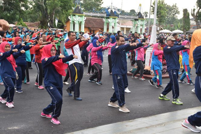 
 Foto Humas Pemkab Lampung Utara  Senam Bersama : Bupati Lampura Hi. Agung Ilmu Mangkunegara didampingi Ketua TP-PKK Hj. Endah Kartika Prajawati agung, Kadiskes Hj. Maya Metissa serta para peserta saat melakukan senam bersama dalam rangka Peringatan HKN ke-53 di Halaman Stadion Sukung Kotabumi, Kamis(30/11).