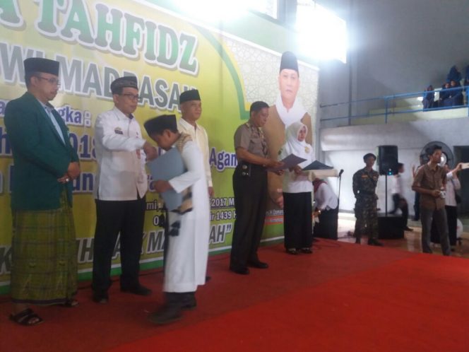 
 Foto Riduan 
Caption : Kemenag Lampura, mewisuda 240 tanfidz quran di GOR Sukung Kotabumi, Rabu(20/12).  