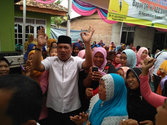 
 Foto Riduan 
Caption : Balonkada Aprozi Alam, saat berjoget ria bersama masyarakat di Dusun Banjararum, Desa Madukoro, Kecamatan Kotabumi Utara, Rabu(27/12).