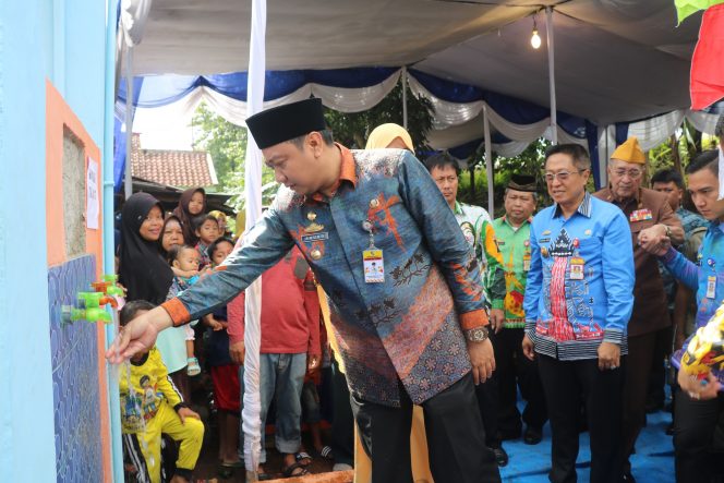 
 Foto Humas Pemkab Lampung Utara  Tinjau: Bupati Lampura Hi. Agung Ilmu Mangkunegara saat meninjau Sumur bor usai meresmikan dan menandatangani 29 Prasasti Program Kota Tanpa Kumuh (Kotaku) Lampura tahun Anggaran 2017, di Kelurahan Sindang Sari, kamis(14/12).