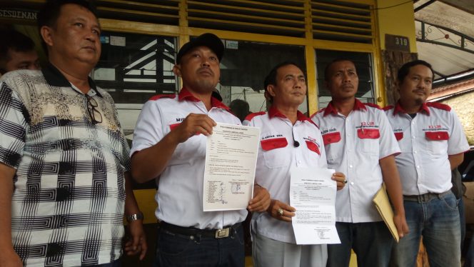 
 Foto Riduan 
Caption : Ketua K2LUB Erfan Zen, menunjukan notulen hasil rapat antara pihaknya dengan pimpinan fraksi-fraksi di DPRD Lampura, terkait remncana penggunaan hak interpelasi. Foto dibidik di sekretariat K2LUB, Senin(18/12).
 