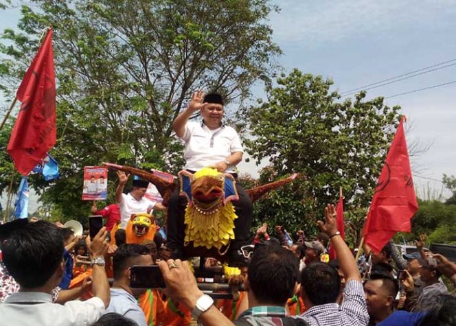 
 PASANGAN Calon Bupati dan Wakil Bupati Lampura Zainal Abidin-Muhammad Yusrizal(Berzaya), ditandu dan diarak ribuan pendukungnya, saat mendaftar di KPUD Setempat, kemarin(10/1). Foto Heri Maulana