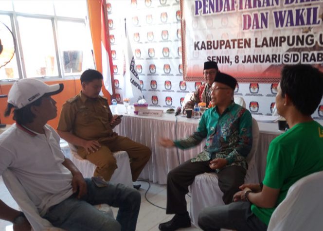 
 Ketua KPUD Lampura Hi. Marthon, didampingi komisioner Marswan Hambalin, saat menjelaskan langkah calonkada yang masih berstatus PNS dan anggota DPRD, kemarin(9/1). Foto Riduan