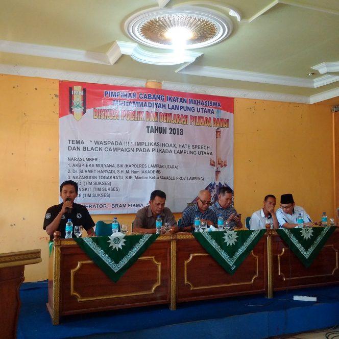 
 Foto IST  Diskusi: Ikatan Mahasiswa Muhammadiyah(IMM) Lampura saat mengadakan Diskusi Publik dalam Pilkada untuk mencegah Isu Sara. Foto dibidik di Aula STKIP Muhammadiyah Kotabumi, Rabu(31/1).