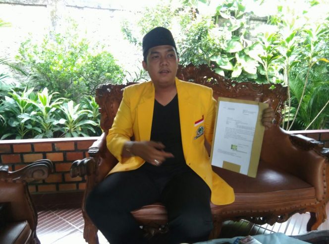 
 Foto IST 
Caption : Wakil Ketua Bidang Pemuda dan Olahraga DPD II Partai Golkar, Arizo Fhasa Wilian Abung ketika menunjukan surat pengunduran dirinya yang akan disampaikan kepada pengurus DPD I Lampung, di rumahnya, Minggu(28/1).