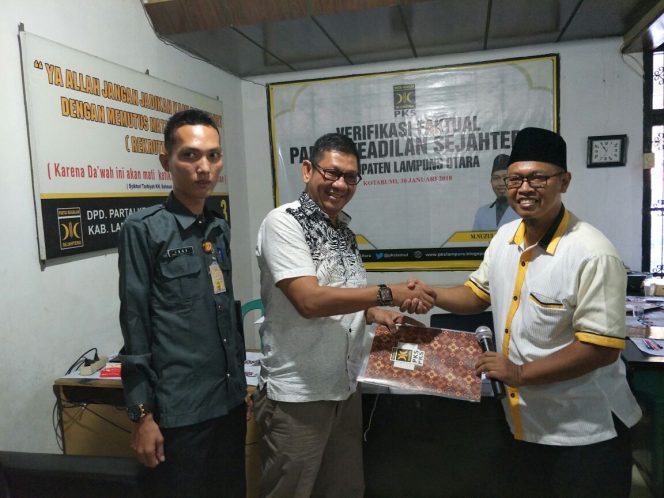 
 Foto RNN  Serahkan Berkas: Komisioner KPUD Lampura Drs.Marswan Hambali saat menyerahkan berkas Lolos Verifikasi Faktual kepada Ketua DPD PKS Kabupaten Lampung, Agung Utomo S.Sos.I., Selasa(30/1).