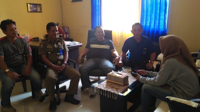 
 Foto RIA  Diwawancarai: Sekretaris Satpol-PP Lampura Doni didampingi para Anggotanya saat diwawancarai terkait pengamanan Pilkada, Jumat(12/1).
