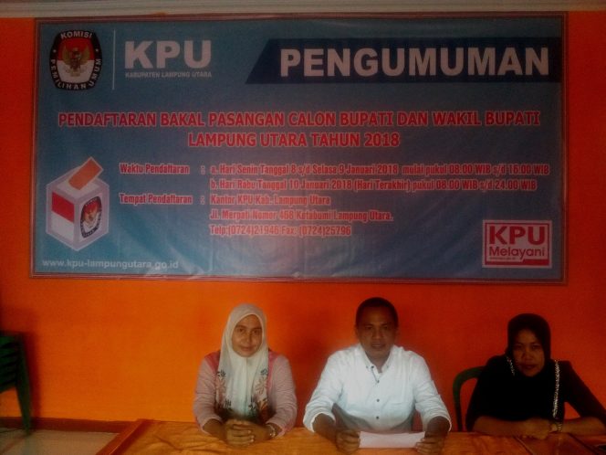 
 Foto Heri Maulana 
Caption : Komisioner KPU Lampura, Aprizal Ria (tengah), saat memberi keterangan seputar pengumuman pembukaan pendaftaran pasangan calon bupati dan wakil bupati Lampura, di sekretariat KPU setempat, kemarin(1/1).