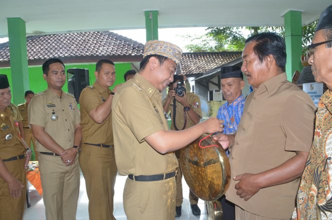 
 Foto Diskominfo Lampung Utara  Berikan: Bupati Lampura Hi. Agung Ilmu Mangkunegara didampingi Camat Kotabumi Selatan Gunaido Uthama saat memberikan bantuan Alat Musik Tradisional Kulintang untuk KecamatanKotabumi Selatan, Kecamatan Muara Sungkai dan Kecamatan Sungkai Jaya Kabupaten di Aula Kantor Camat Kotabumi, Selasa(30/1).