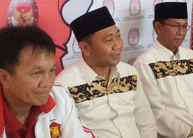 
 Ketua koalisi partai politik pengusung ABDI, Farouk Danial (paling kiri), Agung Ilmu Mangkunegara (tengah) dan Budi Utomo (paling kanan), saat memberikan keterangan pers usai mendaftar di Sekretariat KPU Lampura, kemarin(8/1). Foto Heri Maulana 