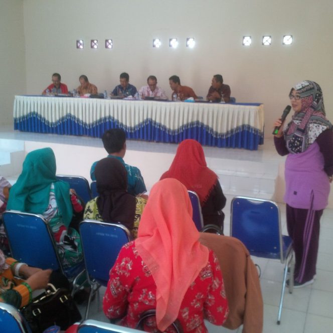 
 Foto IST  Berikan Pembinaan: Kadisdikbud Lampura Suwandi didampingi Kasubag Kepegawaian Diadikbud Lampura Yeni saat memberika pengarahan kepada para Pengawas, Minggu(21/1).