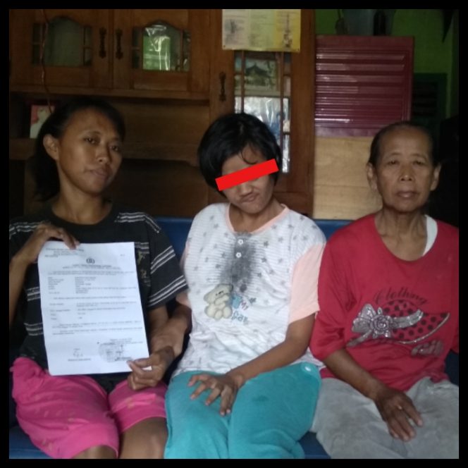 
 Foto CW7
Caption : Nurhayati(Kiri),bersama NL(korban), saat memperlihatkan bukti laporan polisi seusai melaporkan aksi pemerkosaan, Senin(29/1).