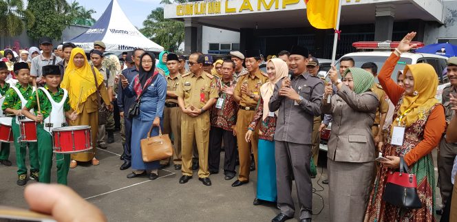 
 Foto Riduan 
Caption : Bupati Lampura Hi. Agung Ilmu Mangkunegara didampingi Anggota DPRD Hj. Sandy Juwita, didampingi Ketua KKG PAI Lampura Siti Karimah, saat melepas peserta pentas seni KKG PAI tahun 2018, Senin(29.01)