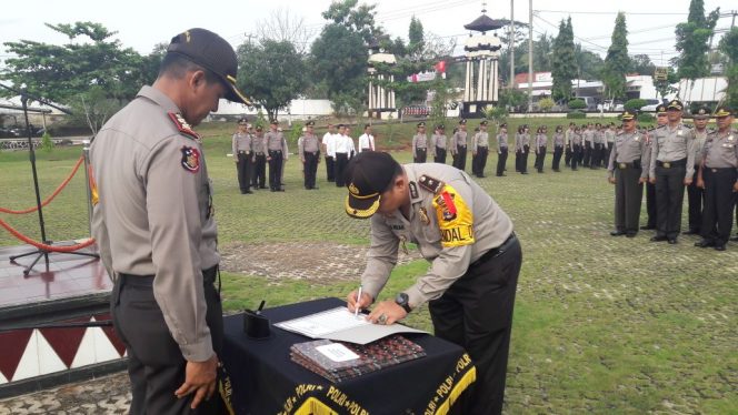 
 Tandatangani: Kabag Ops Polres Lampura Kompol Handak Prakasa Qalby sedang menandatangani Pakta Integritas Anti Narkoba dihalaman Mapolres Lampura, Rabu(31/1).  