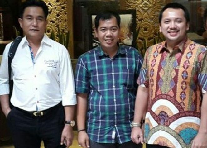 
 Wakil Ketua DPC PBB Lampura Agus Setiawan, saat mendampingi Ketua Umum DPP PBB Yusril Ihza Mahendra, saat berpose bersama Petahana Gubernur Lampung Muhammad Ridho Ficardo.Foto IST