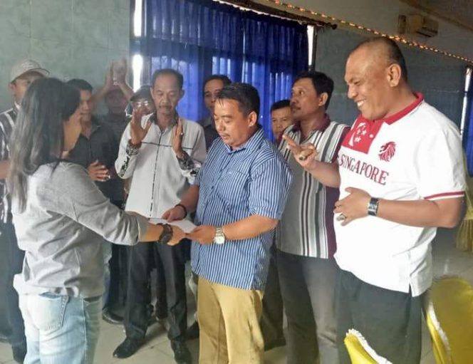 
 Foto IST  Perwakilan Tim Solid menyerahkan pernyataan sikap dukungan terhadap ABDI kepada Hasnizal salah satu timses ABDI di RM Taruko Kotabumi, Sabtu(20/1).