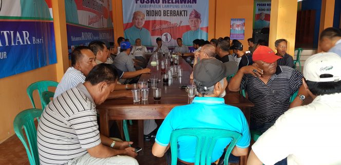 
 Caption : Relawan Ridho Berbhakti, saat menggelar Rapat di Posko Pemenangan, jalan ARPN depan Rumah Makan Tarukojaya, Kelurahan Kelapa Tujuh, Kecamatan Kotabumi Selatan,  Kamis(22/2).
