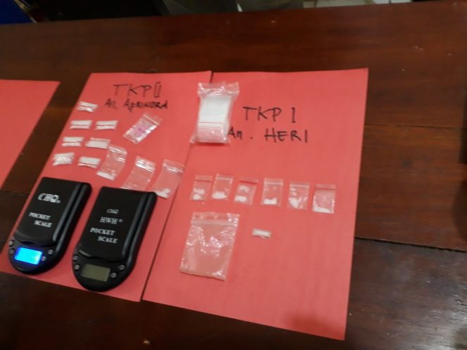 
 Diduga Edarkan Narkoba, Oknum Polisi Dibekuk di Karoeke