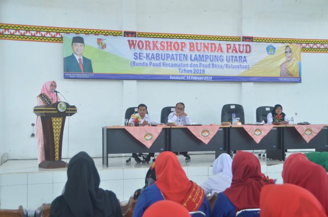 
 Foto Diskominfo Lampung Utara  Bunda PAUD Lampura Hj. Endah Kartika Prajawati Agung didampingi Kadisdikbud Lampura Suwandi dan Kabid Pembinaan PAUD dan Dikmas H. Imam Hanafi saat memberikan pengarahan kepada 270 Bunda PAUD di Aula Dinas Pertanian, Rabu(14/2).
