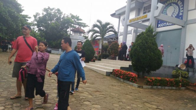 
 foto:Tersangka LA sa'at di  gelandang anggota satres Narkoba.