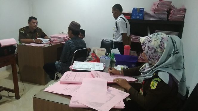 
 Ket foto:  , HT (41) warga Sindang Agung Kecamatan Tanjung Raja, Lampung Utara  Tersangka kasus perbulan cabul terhadap anak kandungnya (Pakai Peci) ketika sampai di salah satu ruangan Kejaksaan Negeri Kotabumi, Selasa (27/2).  